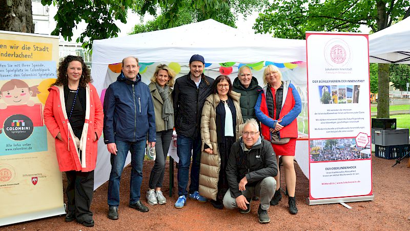 Vereinsmitglieder und Gäste am Infostand des Lokalvereins beim Auftakt der Spendenaktion für den Colombini-Spielplatz