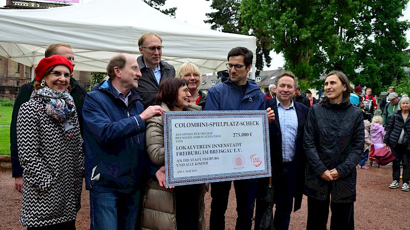 Übergabe des Colombini-Spielplatz-Schecks über 275.000 Euro an die Stadt Freiburg