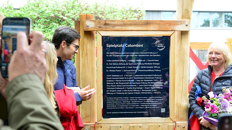Enthüllung der Spendentafel am neuen Colombini-Spielplatz